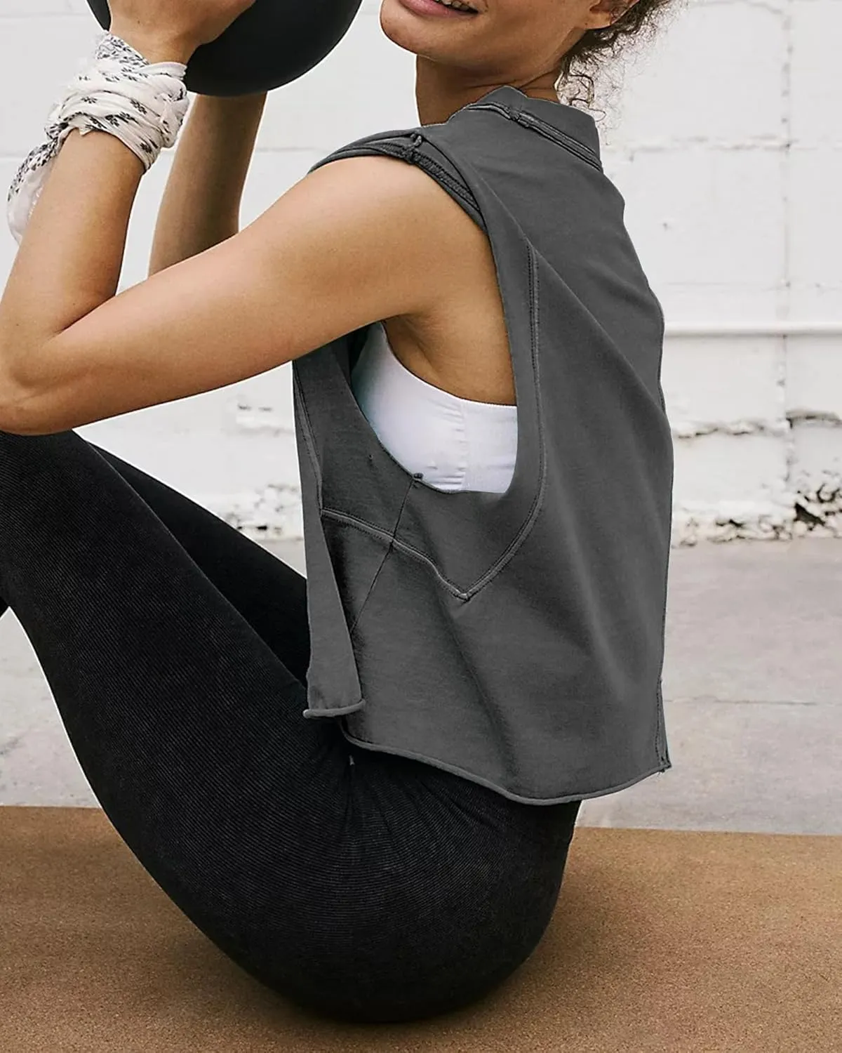 HUGOOME Women Workout Tank Tops Oversized Crop Sleeveless Tee Loose Fit Boxy Basic Yoga Active Summer T Shirts Gym 2025