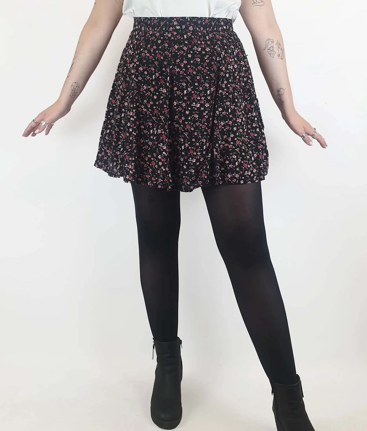 Princess Highway black floralprint  A-line mini skirt size 14, best fits 12-14