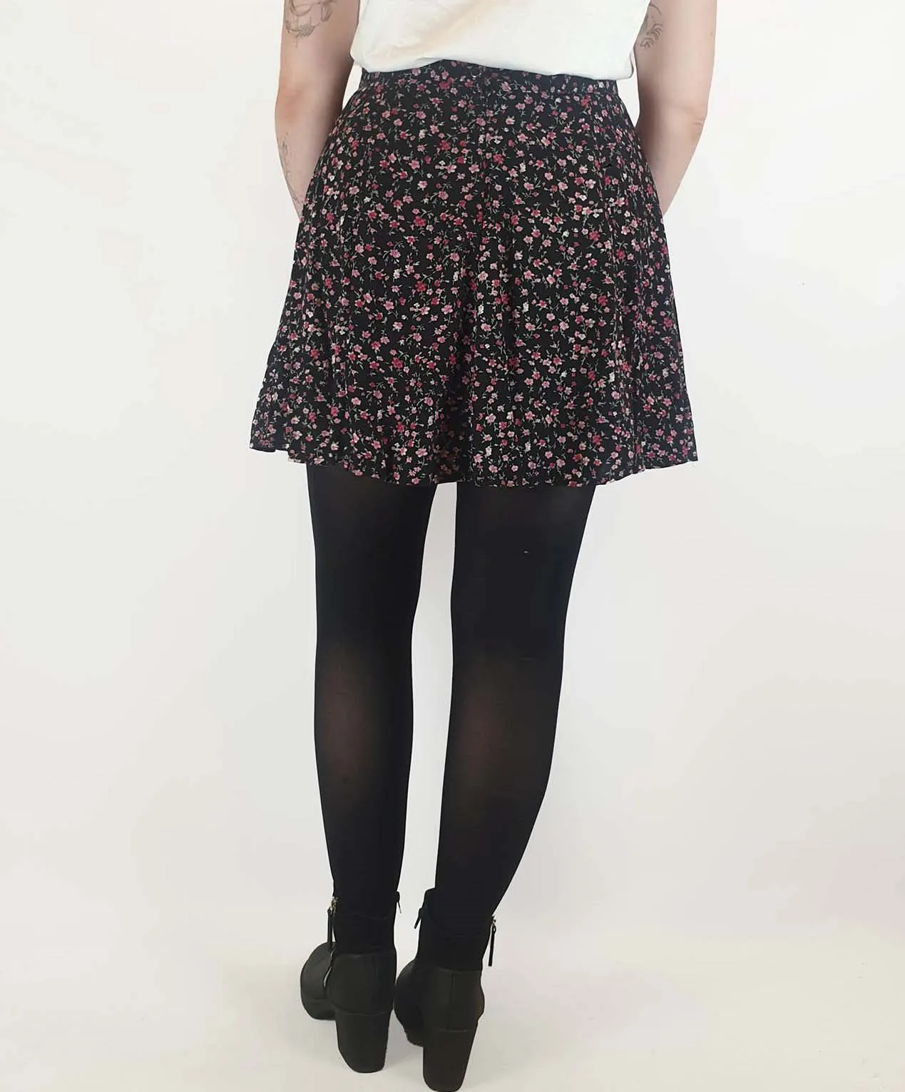 Princess Highway black floralprint  A-line mini skirt size 14, best fits 12-14